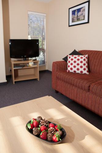 a bowl of fruit on a table in a living room at Alhambra Oaks Motor Lodge in Dunedin