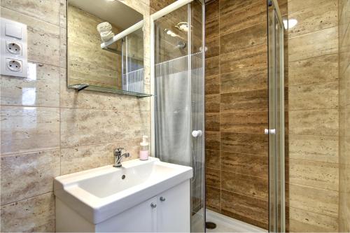 Un baño con lavabo y ducha en Heart of Downtown Apartment, en Budapest