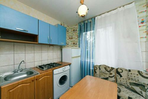 a kitchen with a sink and a washing machine at Донца 20 2-х ком апартаменты Шалимова, Исида, НАУ, Лепсе, Отрадный, аэропорт Жуляны in Kyiv