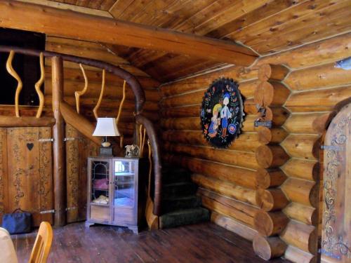 a room with a staircase in a log cabin at Summit River Lodge & Campsites in Valemount