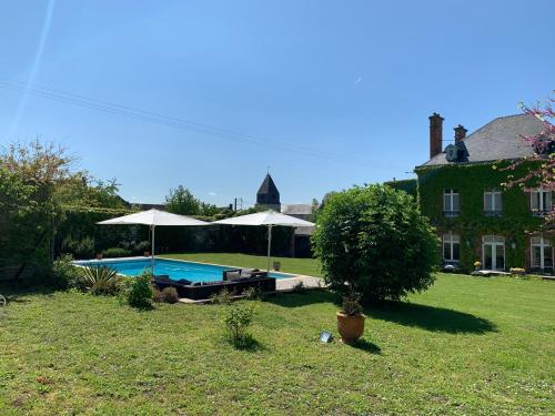 une cour avec une piscine et une maison dans l'établissement Le Clos Corbier, à Mareuil-sur-Ay