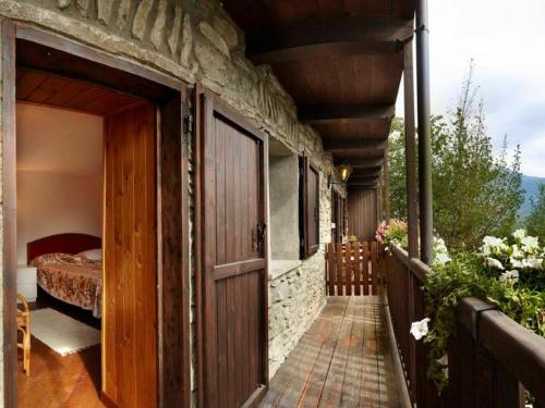 uma porta aberta para uma casa com uma cama na varanda em Belvilla by OYO La Dimora em Villeneuve