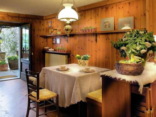 uma sala de jantar com uma mesa com uma toalha de mesa branca em Belvilla by OYO La Dimora em Villeneuve