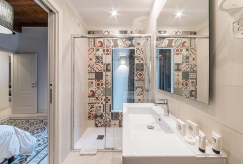 łazienka z umywalką i prysznicem w obiekcie Dolcevita Apartments w Rzymie