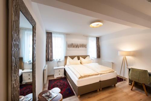En eller flere senge i et værelse på Gasthof Eckberg