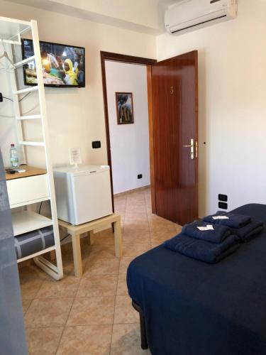 a bedroom with a bed and a book shelf at B&B Villa sul Mare in Melito di Porto Salvo