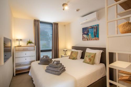 um quarto com 2 camas e toalhas em La Hasta Luxury Apartment Jan Thiel em Jan Thiel
