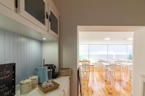 a kitchen with a view of a dining room at Lindo Vale Guest House in Porto
