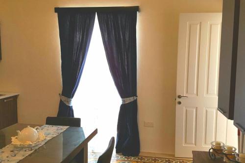 Letto o letti in una camera di Fully Air-Conditioned Traditional Maltese House