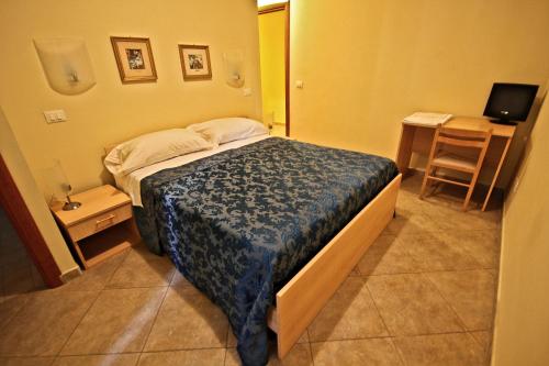 Un pat sau paturi într-o cameră la Il Cantinone Rooms