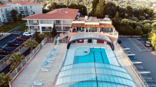 vista aerea di un edificio con piscina di Résidence Bella Vista by Azureva a Roquebrune-Cap-Martin