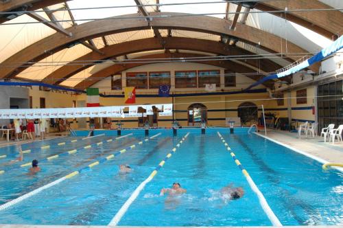 un groupe de personnes dans une piscine dans l'établissement Hotel Club Pegaso, à Marina di Melilli