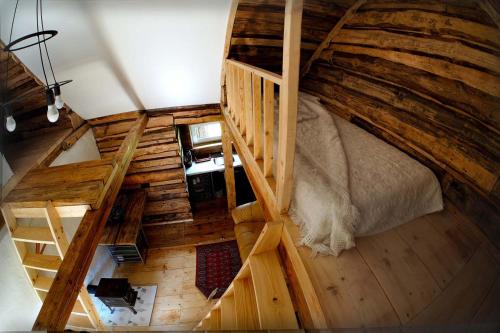 uma vista sobre um quarto com uma cama e escadas em Ventspils Garden house em Ventspils