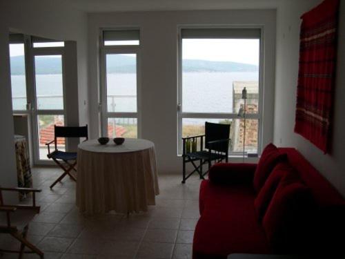 - un salon avec un canapé rouge et une table dans l'établissement Ulitsa Treti Mart North, à Primorsko