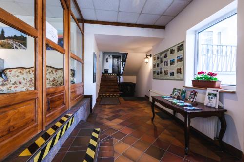 a hallway with a table and chairs in a room at Ośrodek Wypoczynkowy Tarnica in Solina