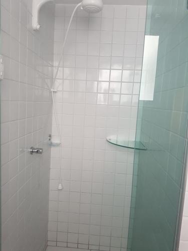 łazienka z prysznicem i szklanymi drzwiami w obiekcie Palm Village Acqua w mieście Ipojuca