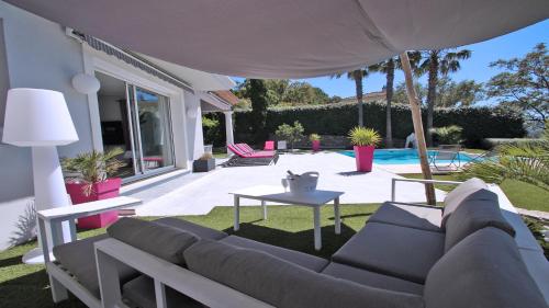 un salon avec un canapé et une table dans l'établissement Villa Jade, à Sainte-Maxime