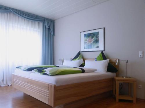 ベルンカステル・クースにあるFerienwohnungen Bachのベッドルーム1室(大型ベッド1台、窓付)