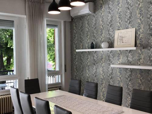 una sala da pranzo con tavolo e sedie di RiverView city apartment a Verona