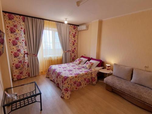 A bed or beds in a room at flat-all 61 Kropotkina двухкомнатная квартира до 9 мест рядом с ТРЦ "Галерея Чижова"