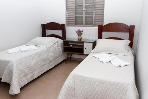 En eller flere senger på et rom på Pousada Carlitos