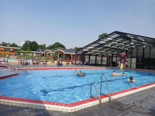 בריכת השחייה שנמצאת ב-Lodge 6 personen camping de Molenhof או באזור