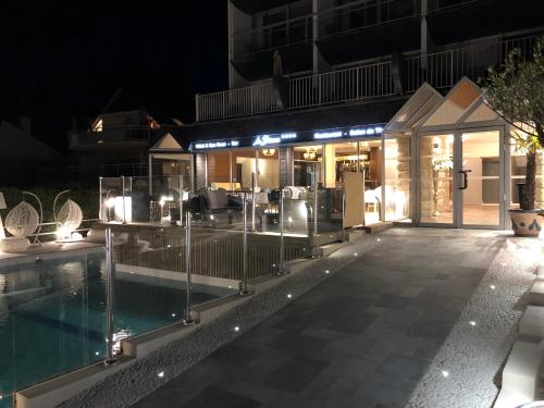 Piscine de l'établissement Le Diana Hôtel & Spa ou située à proximité