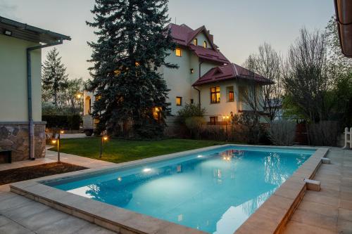 uma piscina em frente a uma casa em Zaivan Retreat em Breaza