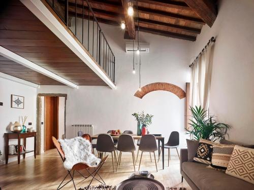 One of a kind Near The Duomo w/Balcony Palace Apt