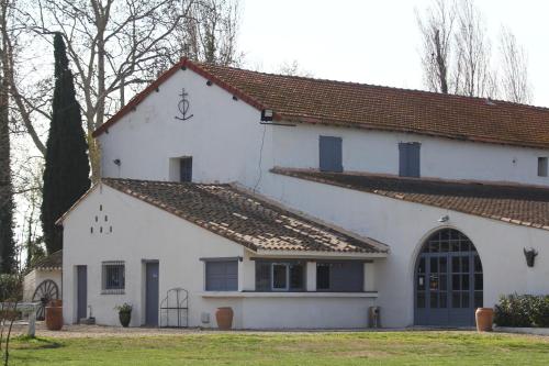 un bâtiment blanc avec un toit rouge dans l'établissement La roulotte 