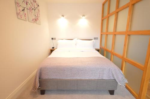 - une chambre avec un grand lit dans l'établissement 4B Soho Studios 4th floor by Indigo Flats, à Londres