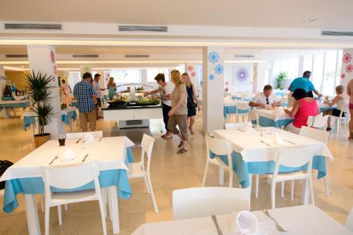 Restaurace v ubytování Cala Llenya Resort Ibiza