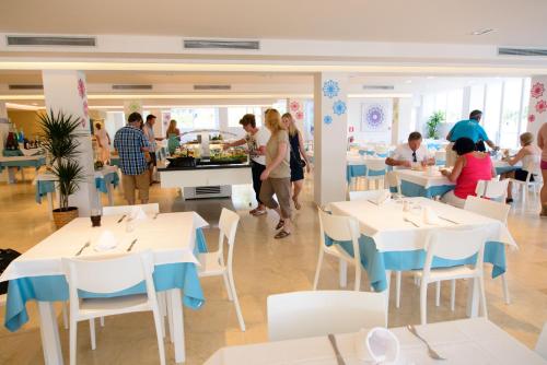 Restaurant o un lloc per menjar a Cala Llenya Resort Ibiza