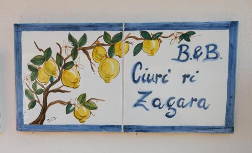 un panneau sur un mur avec un citronnier dans l'établissement Ciuri ri zagara, à Cinisi