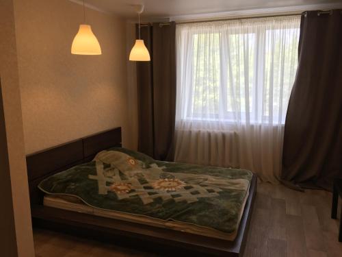 Tempat tidur dalam kamar di Однокомнатная квартира
