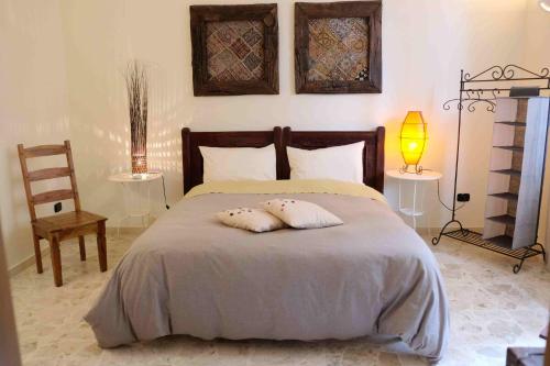 Una cama o camas en una habitación de Kalinikta B&B