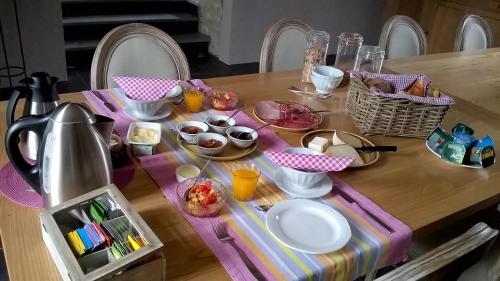 uma mesa com uma bandeja de comida em cima em Le Buala Maison d'Hôtes em Antist