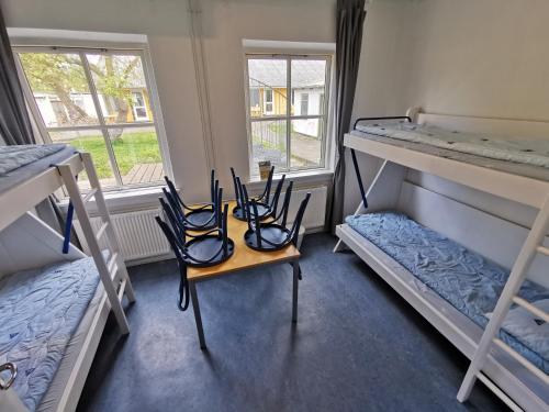 Våningssäng eller våningssängar i ett rum på Frederiksværk Camping & Hostel