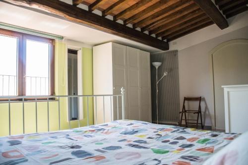 a bedroom with a bed and a window at Podere Scoglio d'Oro in Pescia