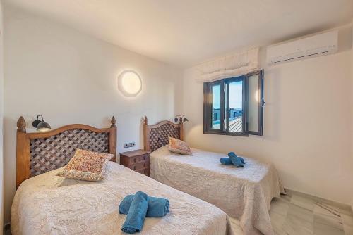 Cama ou camas em um quarto em Sea View Puerto Banús Apt SAUNA + PARKING - RDR165