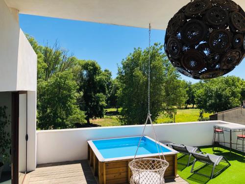 een patio met een schommel en een zwembad bij Les Terrasses in Lavérune