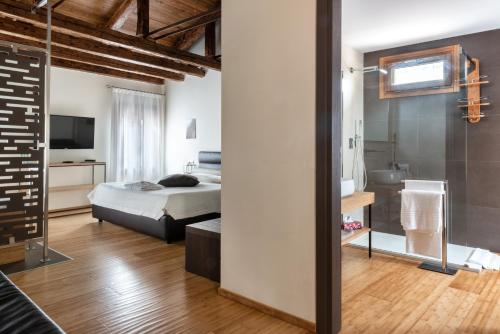 ヴェネツィアにあるB&B Casin dei Nobiliのベッドルーム1室(ベッド1台、バスルーム付)