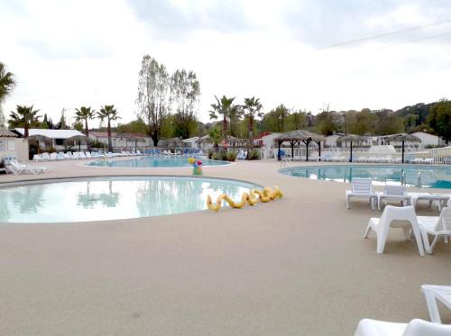 Gallery image of GRAND MOBILEHOME PROCHE COMMODITE FO10 in Fréjus