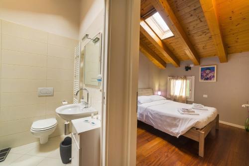 維洛納的住宿－Dimore Verona Residenza Zeno，一间卧室配有床、水槽和卫生间