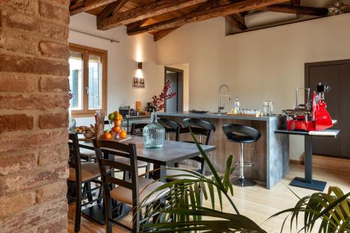 a kitchen and dining room with a table and chairs at B&B Casin dei Nobili in Venice