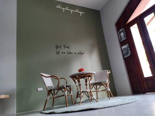 Un lugar para sentarse en Home by the Bridge Hotel