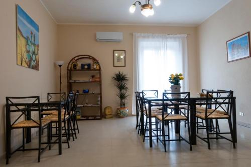 comedor con mesa y sillas en Alloggio della Posta Vecchia, en Agrigento