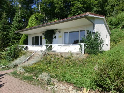a small white house on the side of a hill at Einbecker Sonnenberg in Einbeck