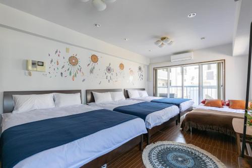 1 dormitorio con 2 camas y ventana en Shinjuku Hana Luxury House en Tokio