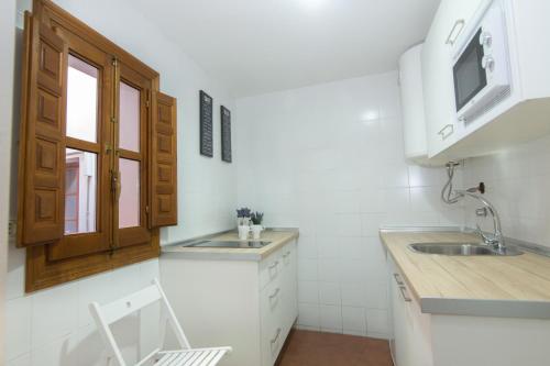 Afbeelding uit fotogalerij van Apartamentos Nahira Suites 3000 in Granada